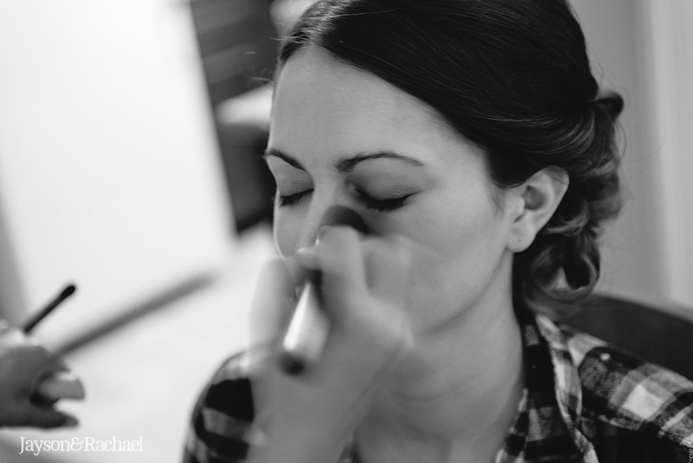 Williamsburg bride getting her makeup done on the wedding day